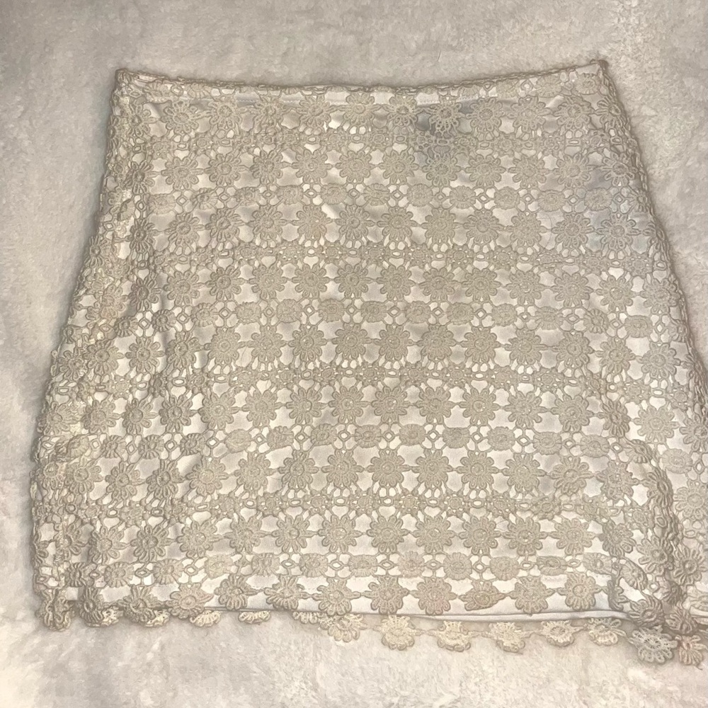FOREVER 21 Mini Skirt / White Daisy